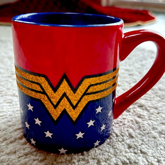 Other - Wonder Woman Coffee Mug w/ Raised Gold Glitter Emblem - Excellent Condition